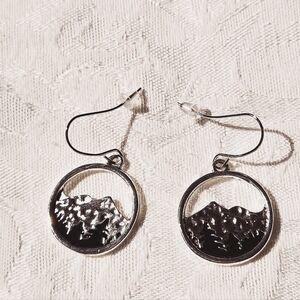 Mountain earrings with cut-out mountains
